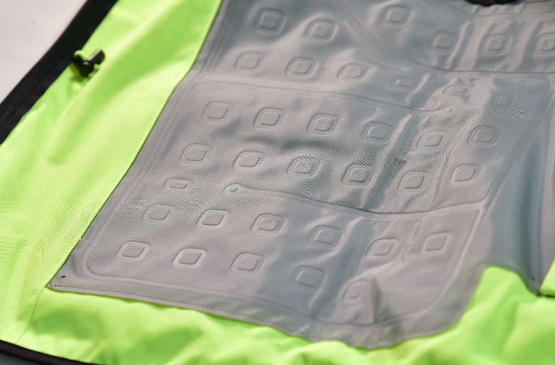 Construction Site Safety Reflective Vest with Water Circulation and Zipper Closure